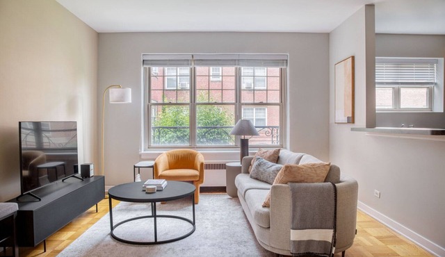 Lovely Evanston 2BR w/Courtyard, nr Northwestern & Beach, by Blueground
