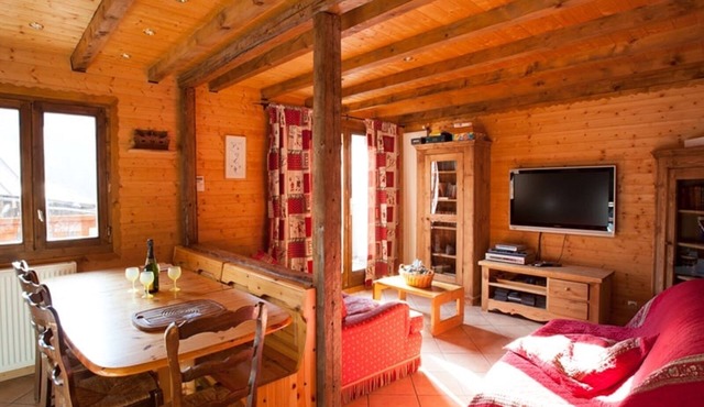 Lovely flat (sleeps 6/8) in chalet 300 m from slopes with shared sauna