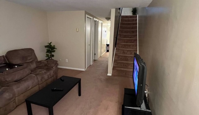 Lovely family and pet friendly townhouse with washer and dryer, walking distance to downtown