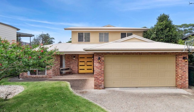 Lovely family beach house. Pet friendly and walk to beach