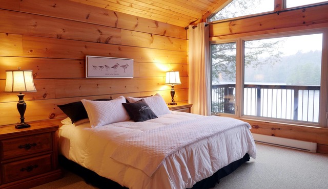 Lovely Family Cottage Escape, 6 bdrms, 3bath, Hot Tub, Muskoka Room, Sunsets!