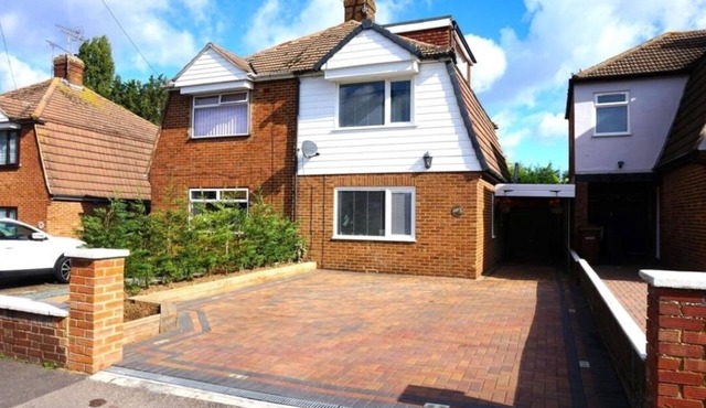 Lovely Family Home in Rainham. A home away from home, a perfect choice for stays
