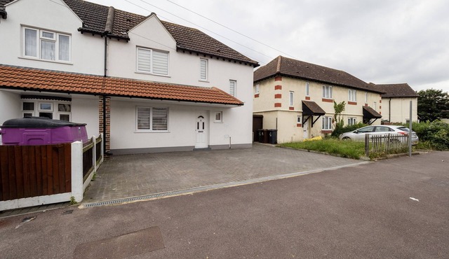 Lovely Family House in Dagenham 8min to the station