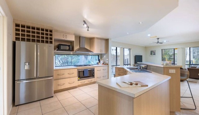 Lovely family retreat with Pool easy connection t