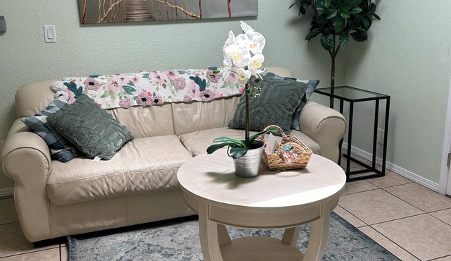 Lovely Fantasy Green, centrally located to visit National Parks, S.F. Wineries+