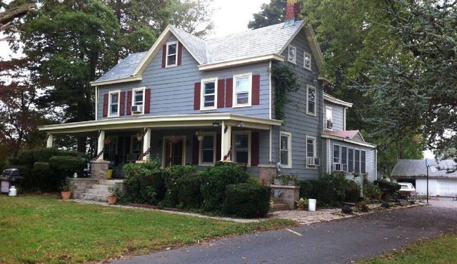 Lovely Farmhouse-Queen Mary Guest House by the Vineyards- in East Windsor, NJ
