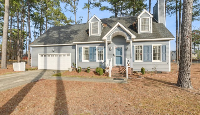 Lovely Fayetteville Home: Deck & Fireplace!