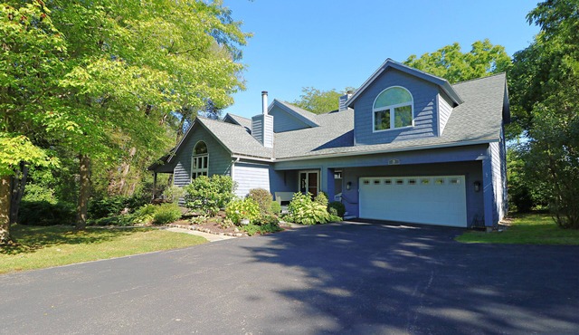 Lovely, first floor apartment on a quiet street in Chautauqua's North End!