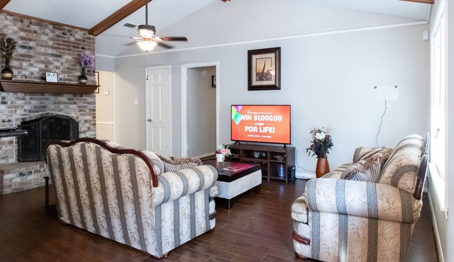 Lovely Four Bed Room House located in the Energy Corridor. Close to everything!