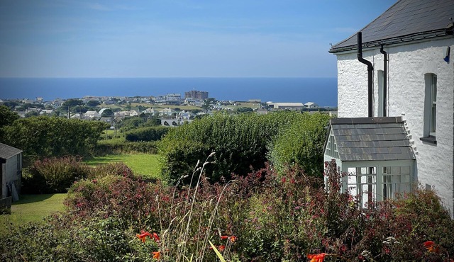 Lovely four bedroom house with spectacular panoramic views of Cornwall coastline