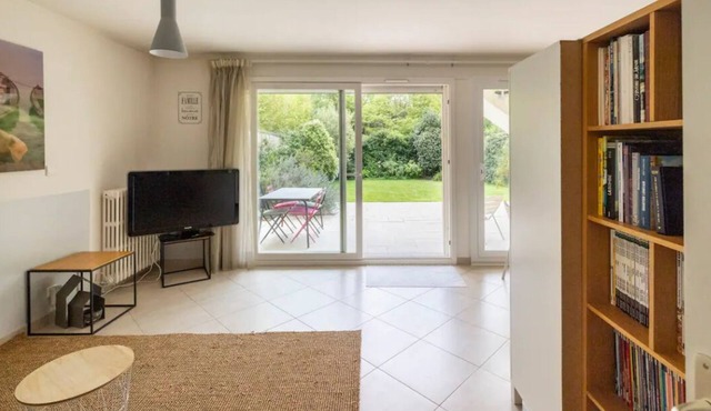 Lovely apartment with small garden overlooking park