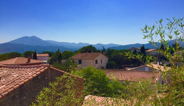 Lovely period spacious village house with a pool and wifi