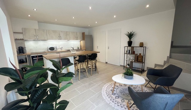 Lovely renovated and equipped street house in the heart of the village