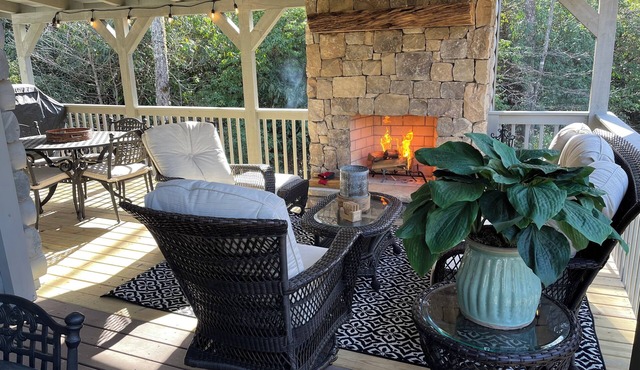 Lovely, Fully-Equipped Mountain Cabin in Lake Toxaway NC near Brevard & Cashiers
