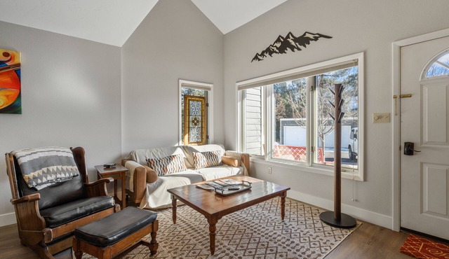 Lovely, fully remodeled getaway near Purgatory with fireplace, balcony, & patio