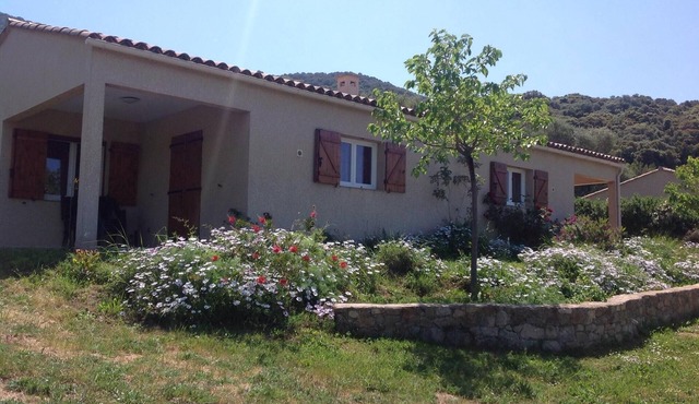 Lovely, functional apartment with sea and mountain views on private land