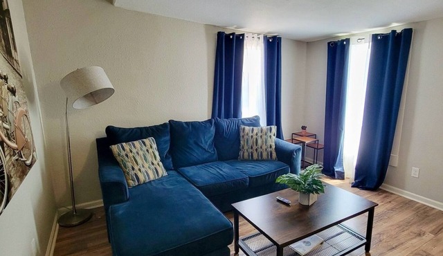 Lovely Furnished 2BR & 1BA Apt-Minutes to Downtown-30% OFF