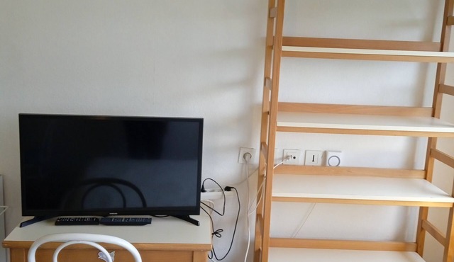 Lovely furnished studio: parking, washing machine, TV, high-speed internet near all amenities.