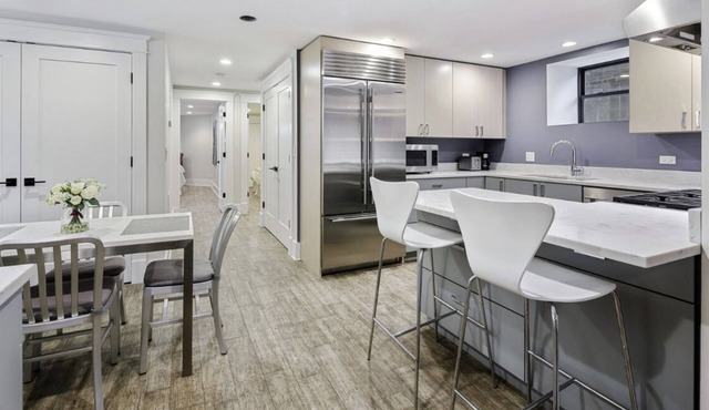 Lovely getaway 2BR 2BA Apartment near Wrigley Field