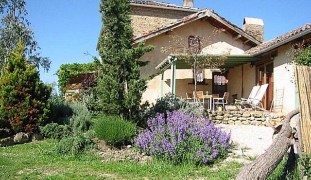 Lovely gite for 4-5 in old farmhouse with great pool in beautiful countryside