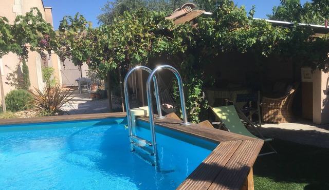 Lovely gite in Provence, swimming pool and private garden, pets welcome.