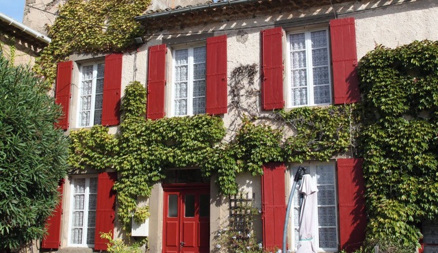 Lovely gite in wine domaine with large shared pool, games barn & petanque court