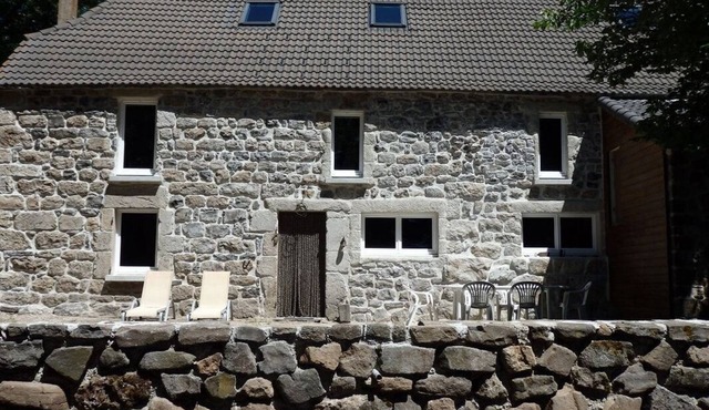 Lovely gîte just a stone's throw from Lake Issarles and Mont Gerbier de Jonc.