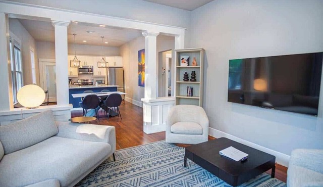 Lovely Glory Stay: 2BR/1BA Happiness Near Downtown