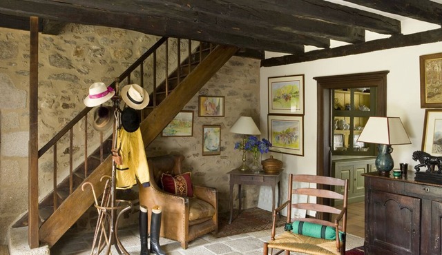 Lovely granite house with 3 or 4 CH pool. 10 H park with view.