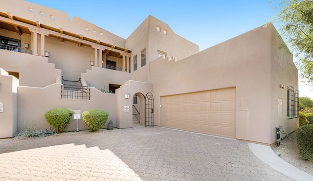 Lovely, Ground-Floor Townhouse with a Great Location, Patios, WiFi & Shared Pool