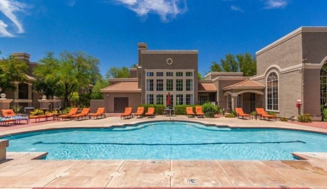 Lovely ground floor 2 bedroom condo with office