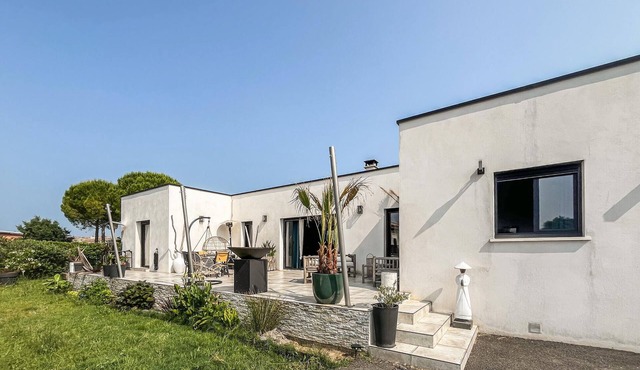 Lovely home in Saint-Césaire-de-Gauzi with WiFi