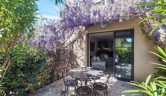 Lovely home in Saint-Laurent-de-la-Ca with WiFi
