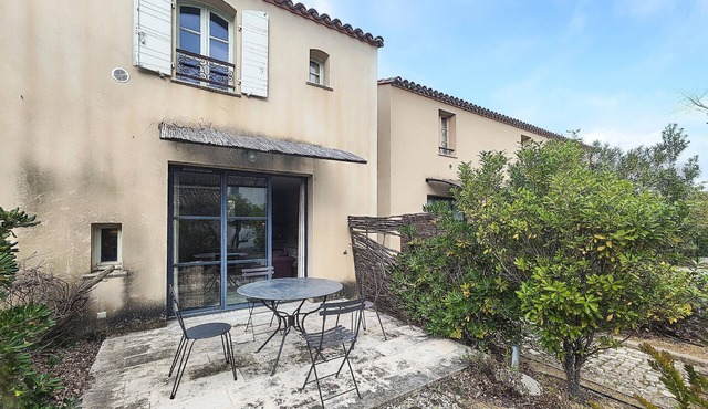 Lovely home in Saint-Laurent-de-la-Ca with WiFi