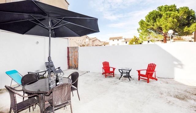 Lovely home in Villeneuve-lès-Montréa with WiFi