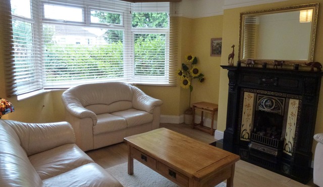 Lovely holiday home on the edge of The Cotswolds, sleeps 6, dogs welcome!