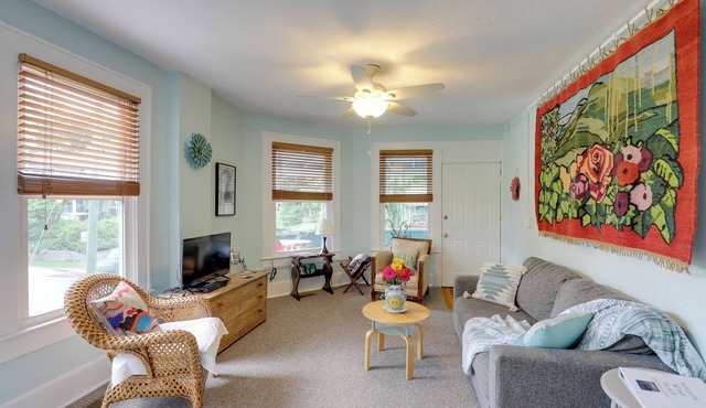 Lovely Hendersonville Retreat ~ 1 Mi to Downtown!