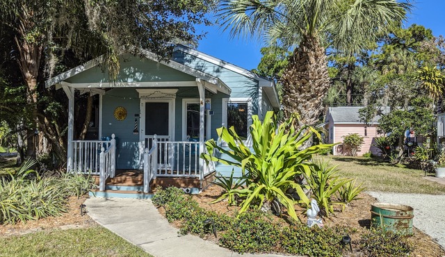 Lovely hideaway near beach with decks & enclosed yard, high-speed WiFi & AC
