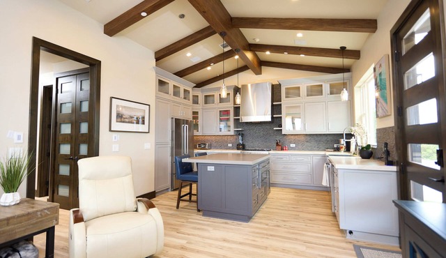 Lovely Hilltop Villa with amazing views, Private gated access and Parking