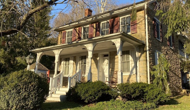 Lovely Historic Home at the edge of Strasburg - East Wing