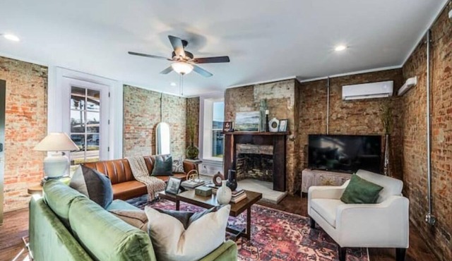 Lovely historic spot, walk to the square!