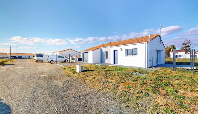 Lovely home in Les Magnils-Reigniers