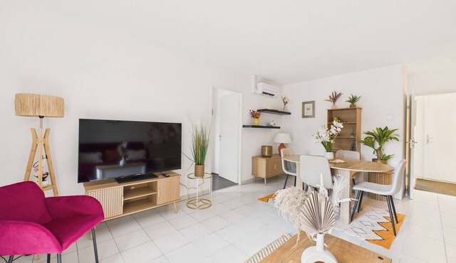 Lovely holiday home for 6 with enclosed garden