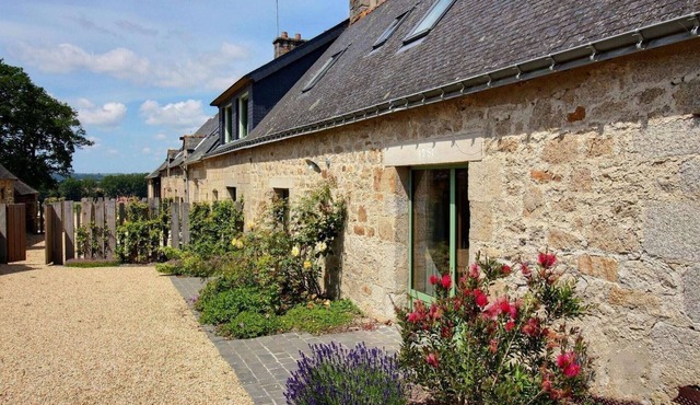 Lovely holiday cottage in Neulliac