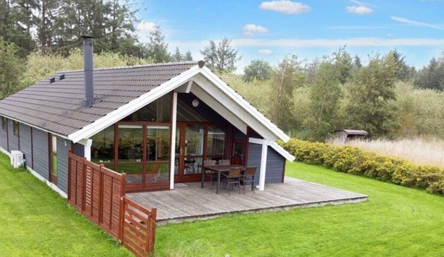 Lovely holiday home with spa and activity room – just 300 m from the Limfjord