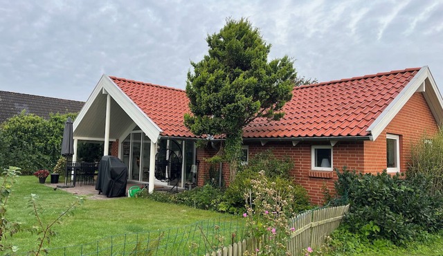 Lovely holiday home 350 meters from Høll Strand