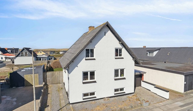 Lovely holiday home close to the water