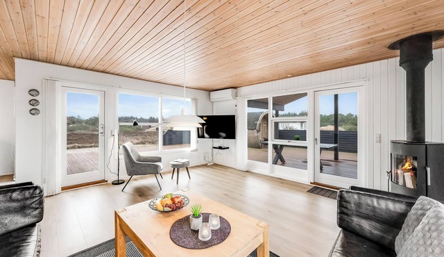 Lovely holiday home with an outdoor sauna and a 6-person outdoor spa - 1023