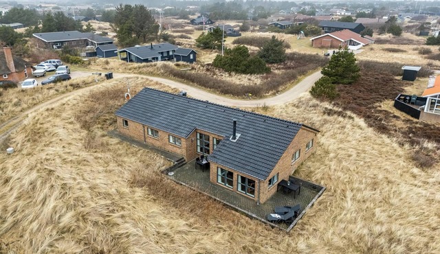 Lovely holiday home with hot tub and sauna near Søndervig