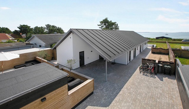 Lovely holiday home with sea view and activity room.